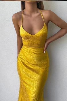 Желтое платье с высокой талией и открытой спиной Изображение