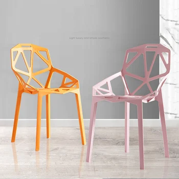 Обеденный стул, современная минималистичная кухонная мебель для дома, скандинавский стул для отдыха с толстой пластиковой спинкой, сетчатое красное сиденье для террасы Изображение